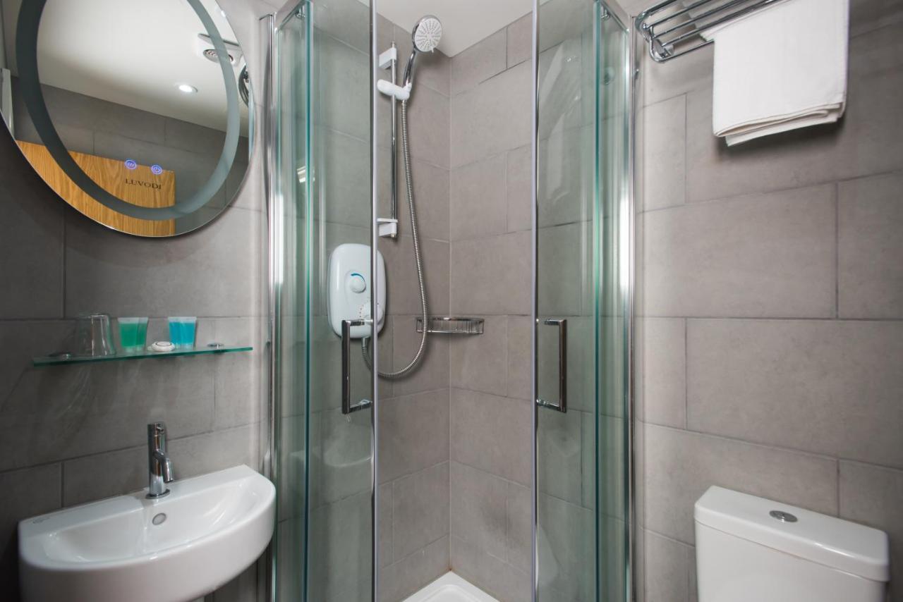 Caring 3* Londra